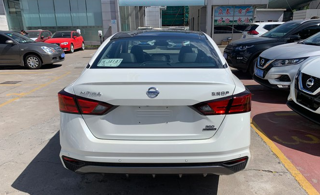 日产急眼了,新车刚上市就降2万,论配置不输雅阁,动力不输迈腾