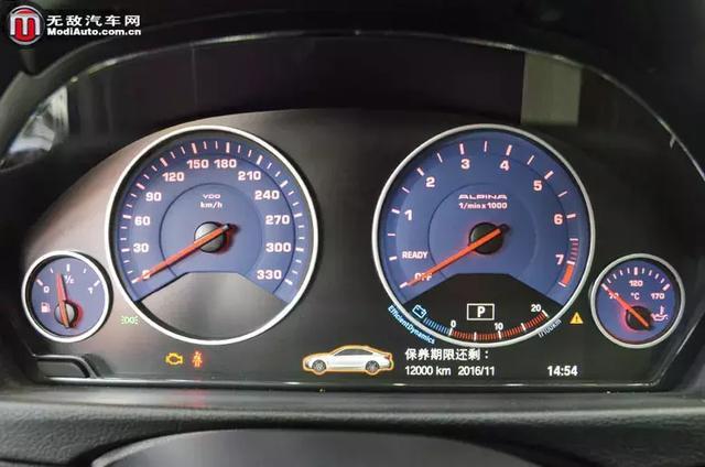 仪表盘的设计与整个中控台一样并无新意,只是330km/h的表底以及alpina