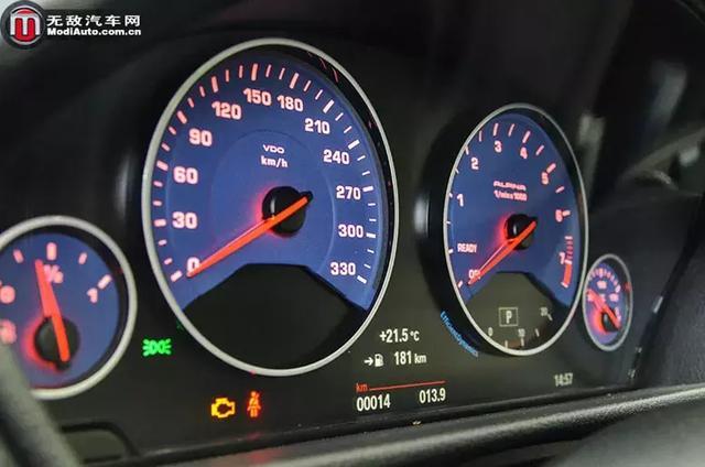仪表盘的设计与整个中控台一样并无新意,只是330km/h的表底以及alpina