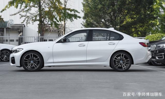 宝马325i标轴版 外观更加好看 空间比长轴版稍小 易车