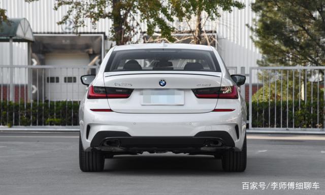 宝马325i标轴版 外观更加好看 空间比长轴版稍小 易车