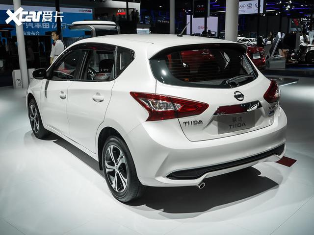 2020款骐达前脸采用日产家族式的v-motion设计语言,中网设计与蓝鸟颇