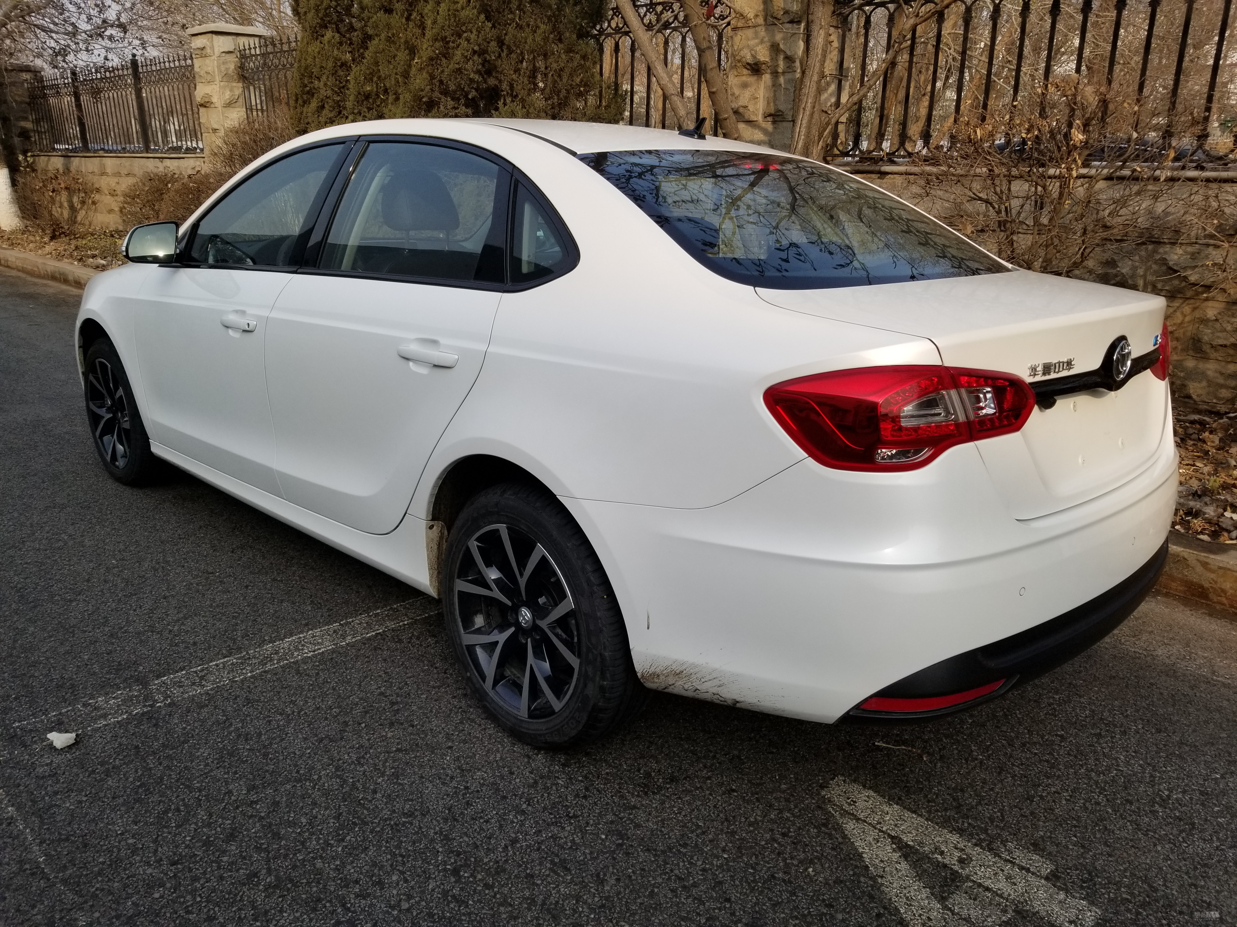 网易汽车11月28日报道日前,一组中华e5的实车图曝光,新车可以看作是