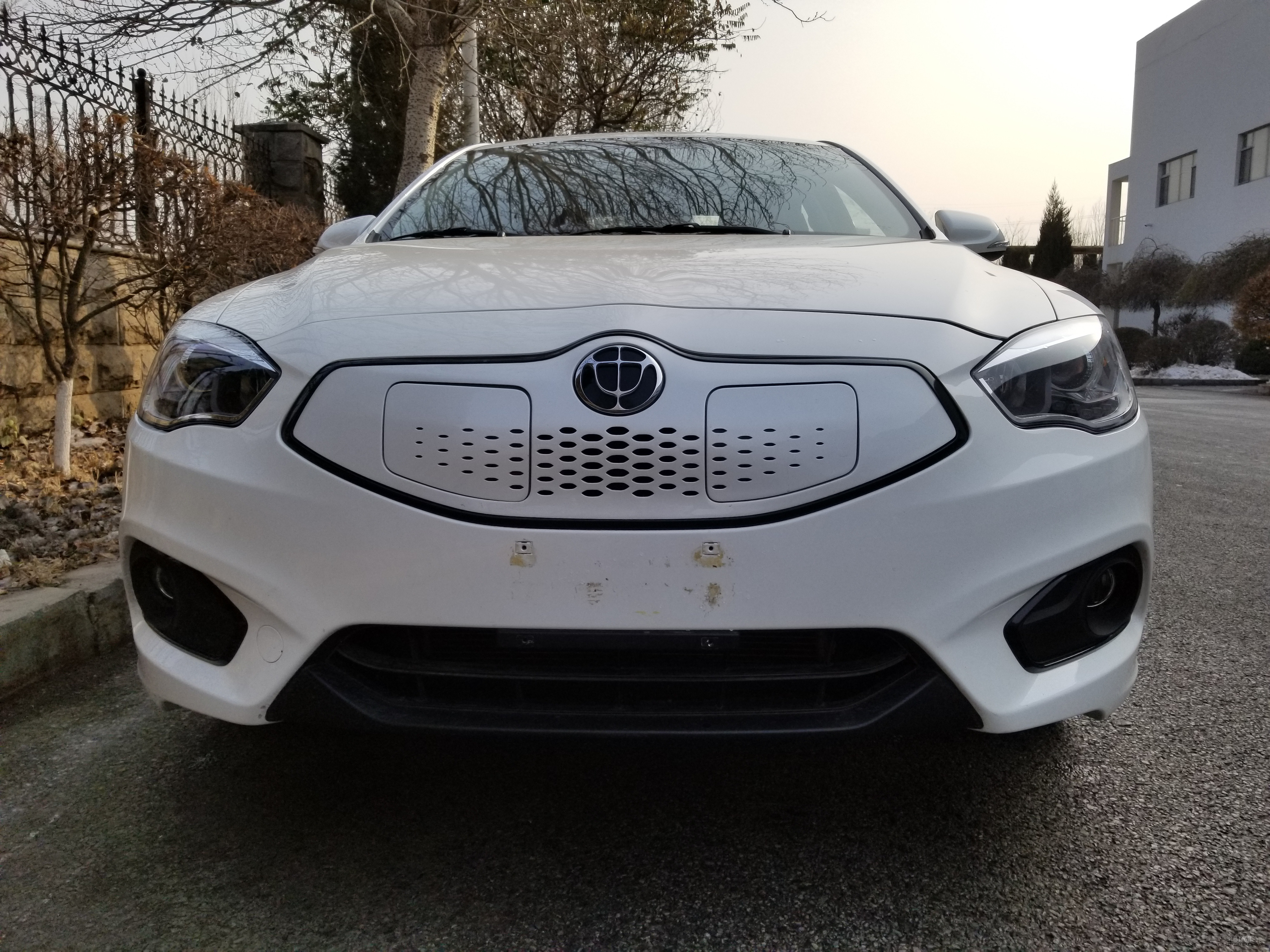 新车信息:网易汽车11月28日报道日前,一组中华e5的实车图曝光,新车