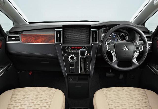 内饰方面,这台全新的三菱得利卡车型的表现和外观一样,也是采用了横平