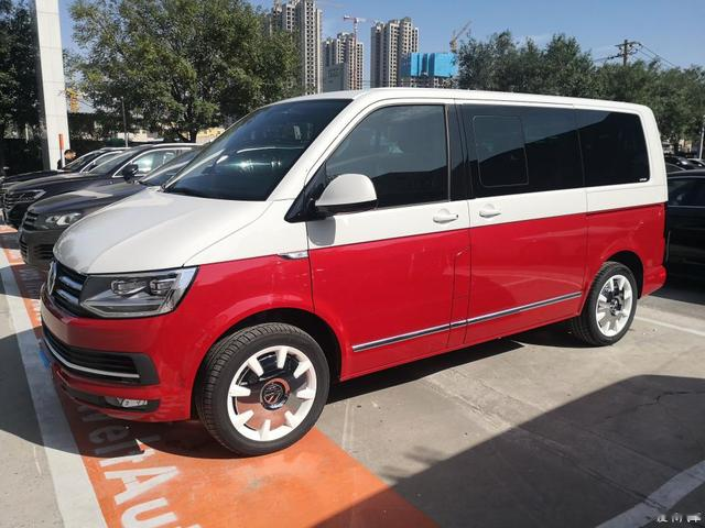 红白双色外观能越野的mpv圆梦提车极品大众迈特威