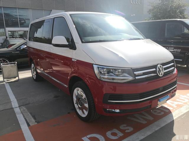 红白双色外观能越野的mpv圆梦提车极品大众迈特威