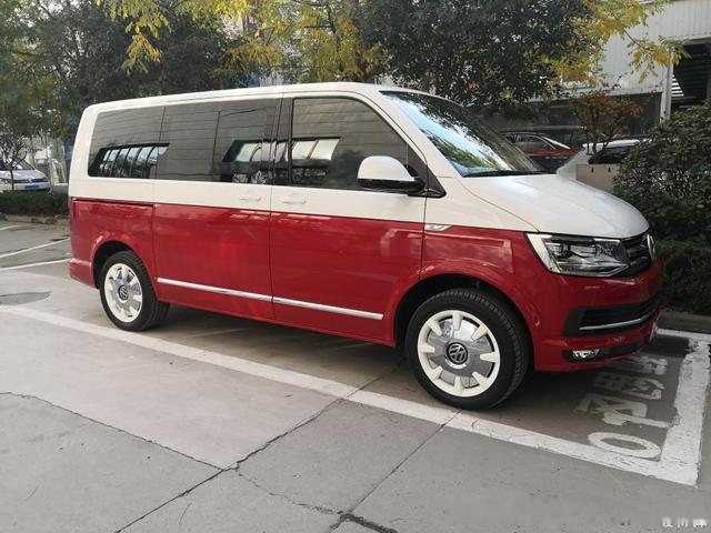 红白双色外观能越野的mpv圆梦提车极品大众迈特威