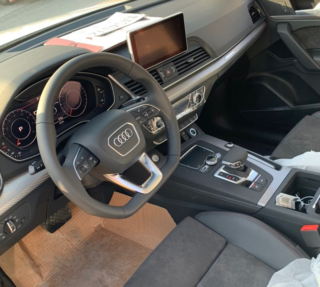 全新2020款奥迪q5l实车现身新增氛围灯侧向辅助系统标配四驱