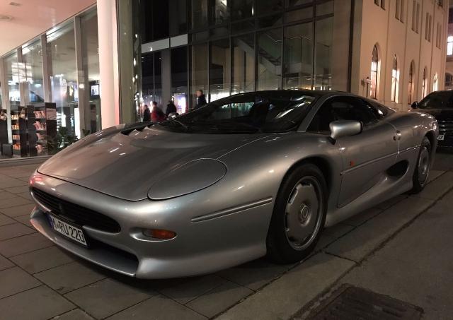 90年代跑车之王捷豹xj220厂家一手臭牌导致无数车主退车