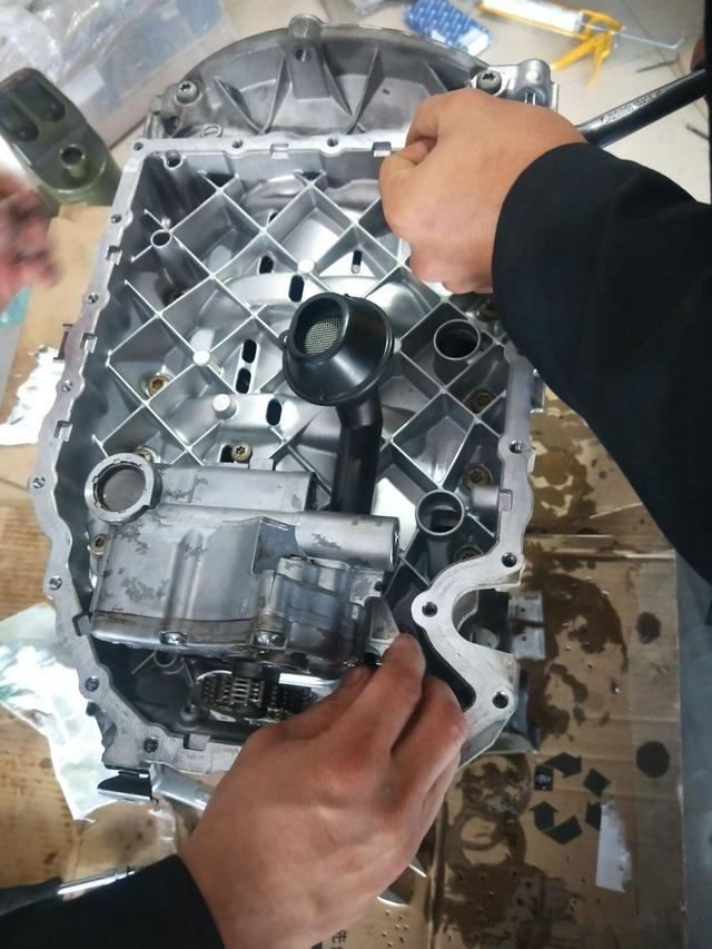 其实就和国内的第一代ea888机油泵一样装好油底壳缸体翻过来,新的活塞