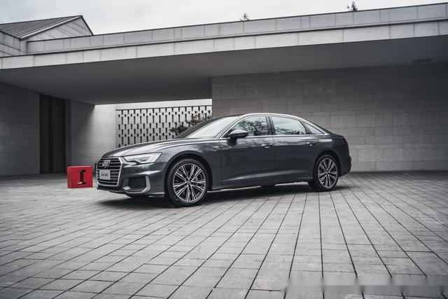 用高级灰的沉稳演绎运动激情试驾奥迪a6l45tfisquattro