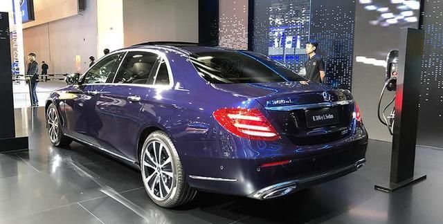 奔驰e300el混动上市搭载20t电机组售价5098万元