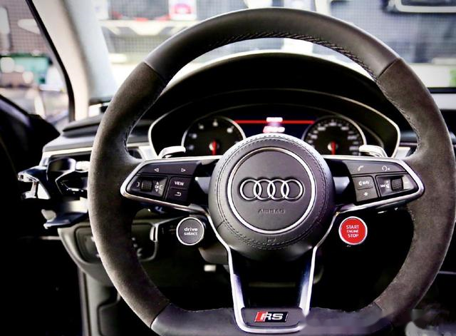 里面我改了方向盘,是r8的看起来还不错吧,可能是有一点点的浮夸了