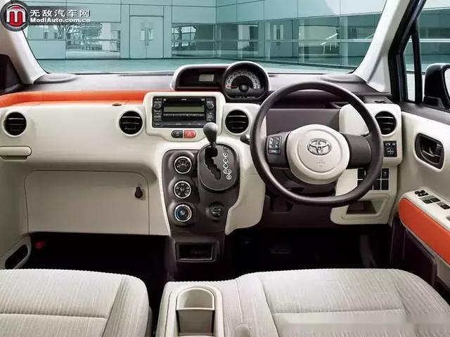 图:第二代丰田porte(spade)的内饰依然以圆形设计为主,但是在内部储物