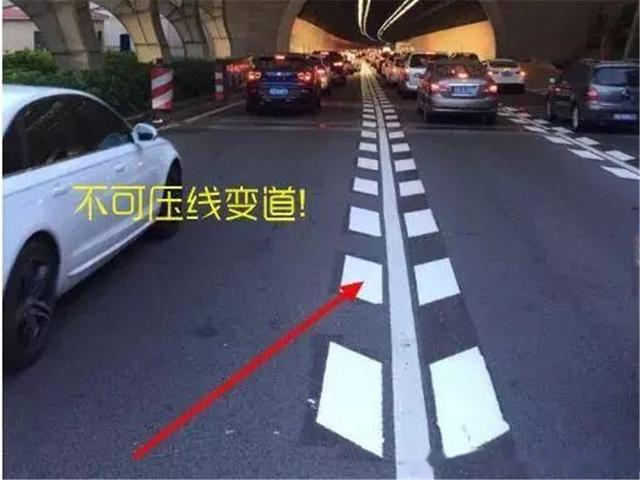 鱼骨标线成车主"噩梦"?交警:再不学明白,2本驾照都不够扣!