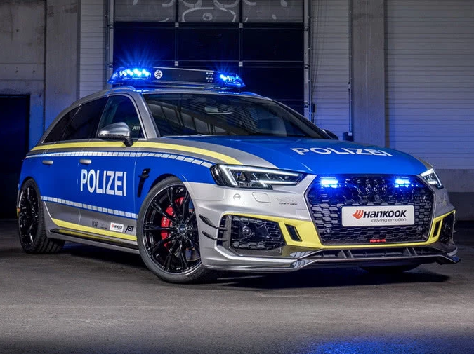 银耳奥迪当警车超跑见了也得绕着走网友能坐一次值了