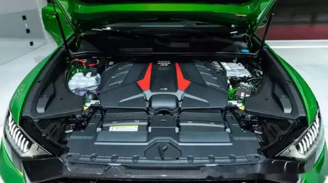 动力上,这款车拥有的是和s8plus一样的动力系统,搭载的那台8缸发动机