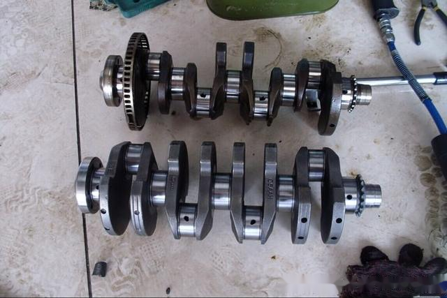 2.0的曲轴,曲拐部分比1.6的要高,这样行程才会长,吸气量才会大