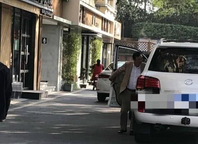 任正非座驾曝光看到车后网友活该华为成功