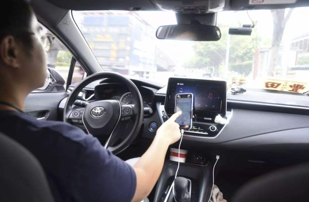 开车使用手机导航被罚500元,车主怒问哪里违法?看过交规后懵了