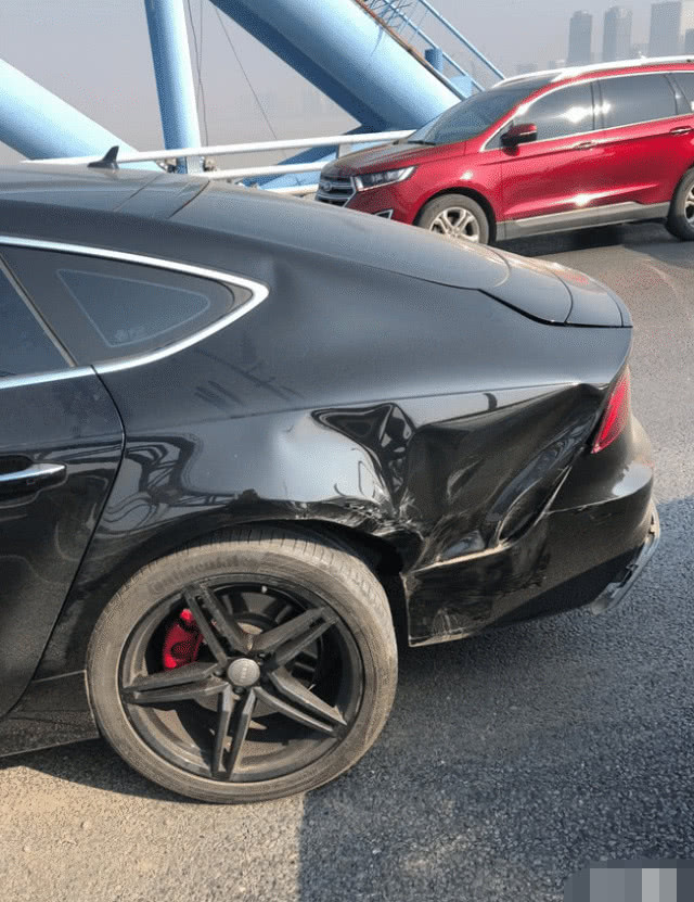 奥迪安全系数有多高看完奥迪a7追尾思域现场网友太失望