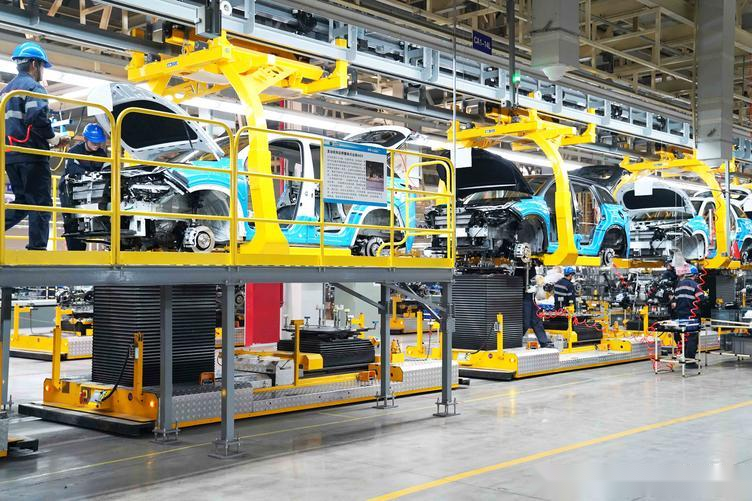 这里才是真正组装一台车,据长安工厂工程师介绍,总装车间目前有832人