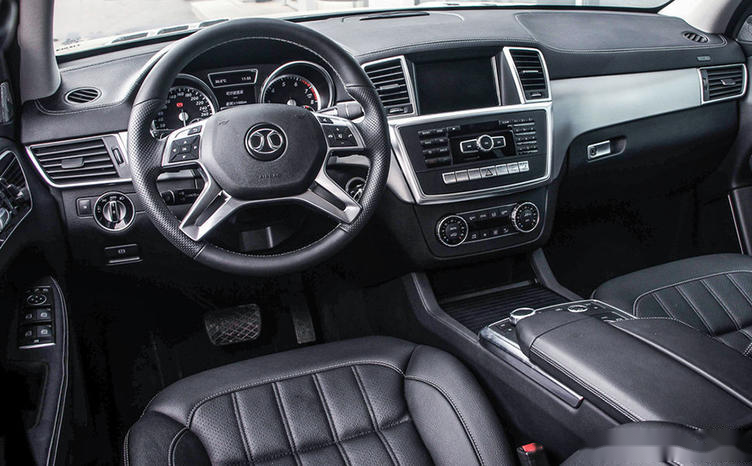 如果说这辆bj90的外观部分很难看出与奔驰gls的关系,内饰部分则就是