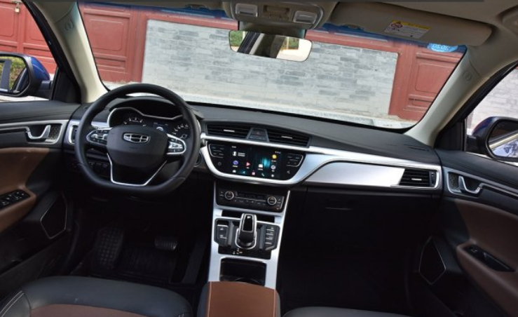 打开车门进入内饰,吉利帝豪的内饰整体设计还是沿用了家族式的风格