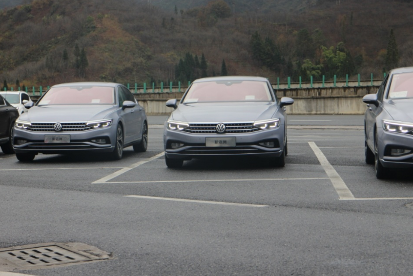 试驾新迈腾水泥灰涂装颜值高不出意外又是德系爆款