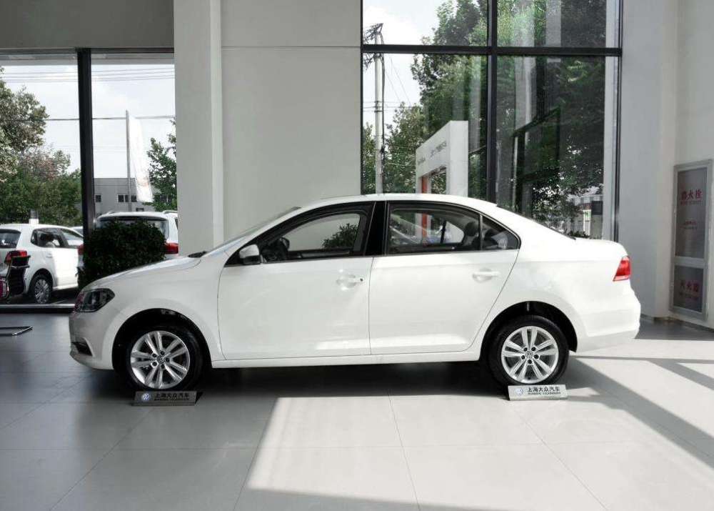 商家拼了,19款大众桑塔纳5万一台,倒贴钱也卖?