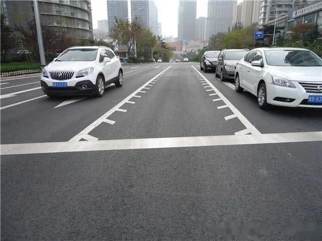 开车遇到锯齿线咋走交警劝你搞清楚省的12分都不够扣