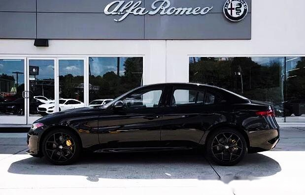 阿尔法罗密欧giulia黑武士拒绝街车