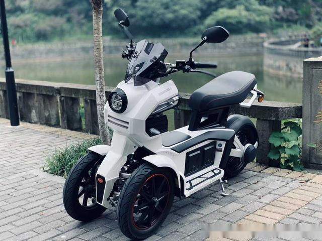 国产首款倒三轮电动车来了配前后三碟刹这回可以放心压弯了