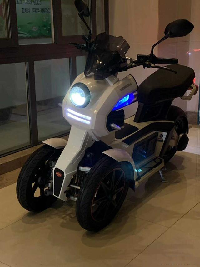 国产首款倒三轮电动车来了配前后三碟刹这回可以放心压弯了