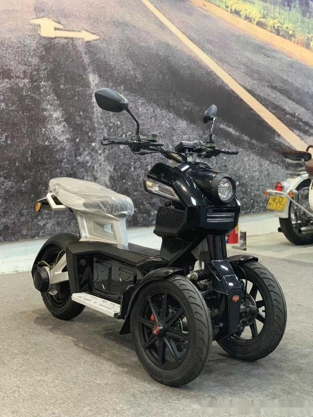 国产首款倒三轮电动车来了配前后三碟刹这回可以放心压弯了