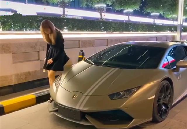 某集团老总女儿座驾军绿色兰博基尼落地440万车不及人吸睛
