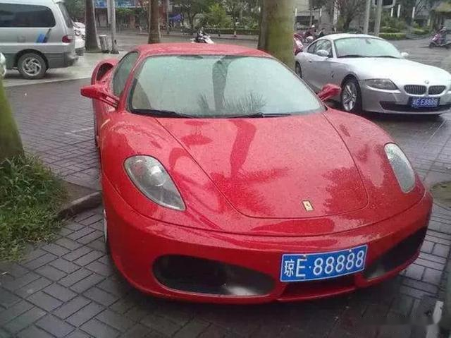 琼e88888,从奔驰到法拉利,如果不是跑车被砸,也不会花百万买林肯
