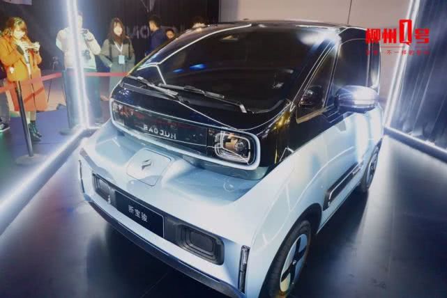 上汽通用五菱旗下新宝骏品牌首款新能源汽车新宝骏e300在南宁国际会展