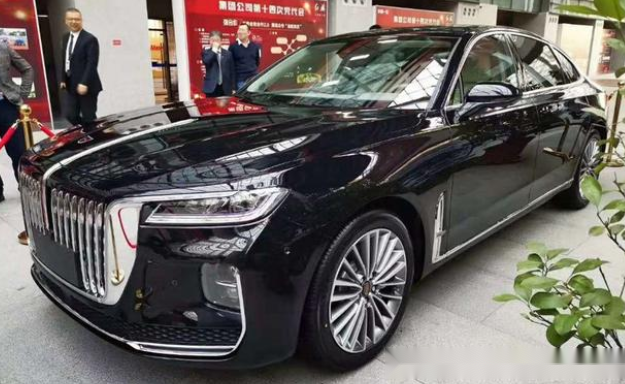 纯黑色红旗h9街头实拍外观沉稳干练配电动尾门空气悬架