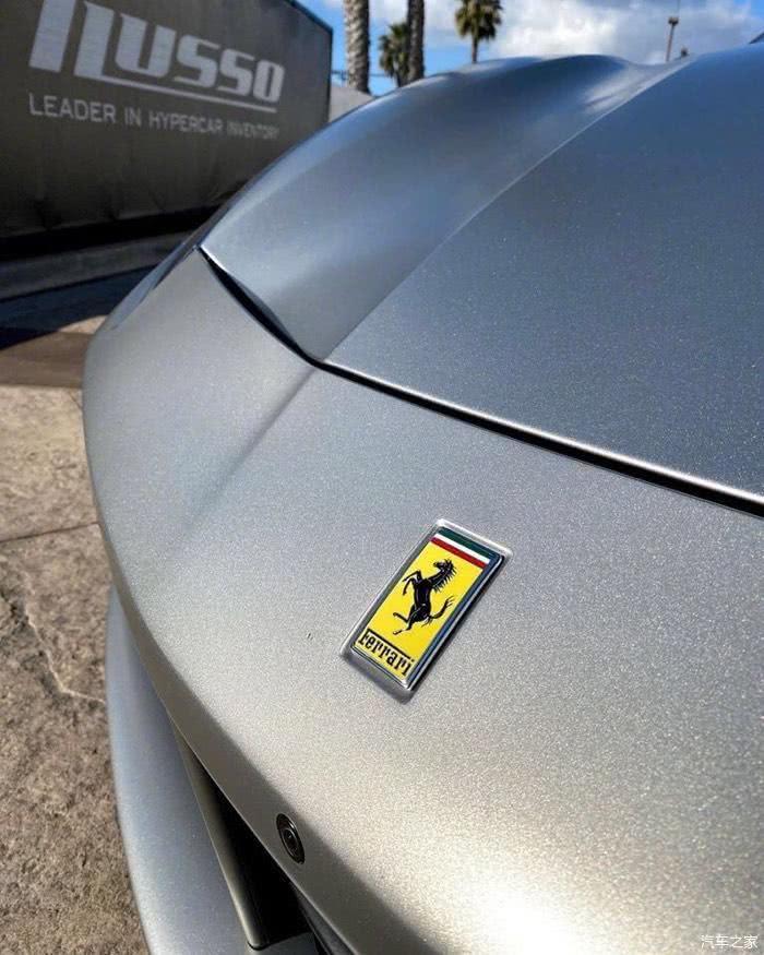 法拉利488spider哑光银又是一款少见的车漆颜色质感不错