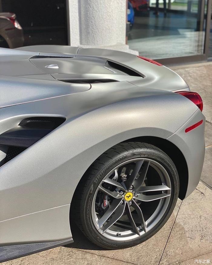 法拉利488spider哑光银又是一款少见的车漆颜色质感不错