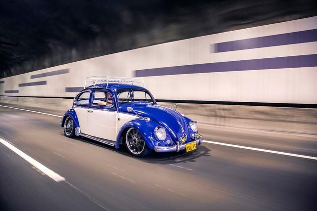 改装蓝白双拼色的1967款经典大众甲壳虫浓郁的复古气息