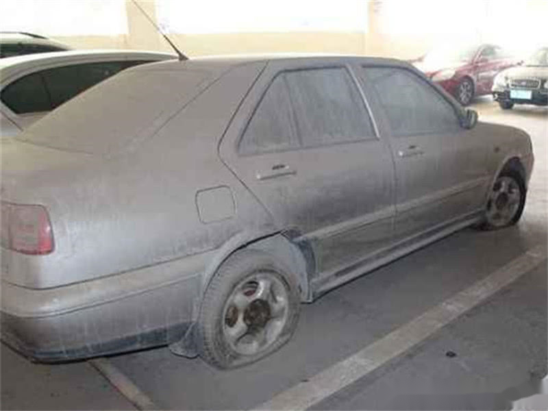 北京某院内停满僵尸车百万豪车占一半有钱人真会玩