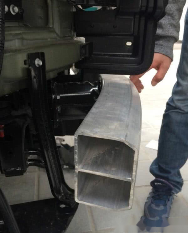 国产普拉多迎来新年首撞看到外漏的防撞钢梁我们真的错怪它了