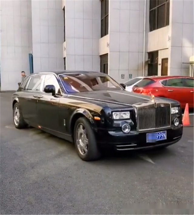 而且买得起这类豪车的车主,大部分都是身价不菲的大佬,因为劳斯莱斯全
