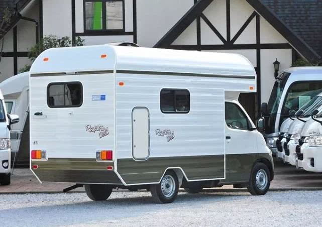 20万的丰田房车小排量自动挡,车内设计巧妙,拓展变形后能睡4口