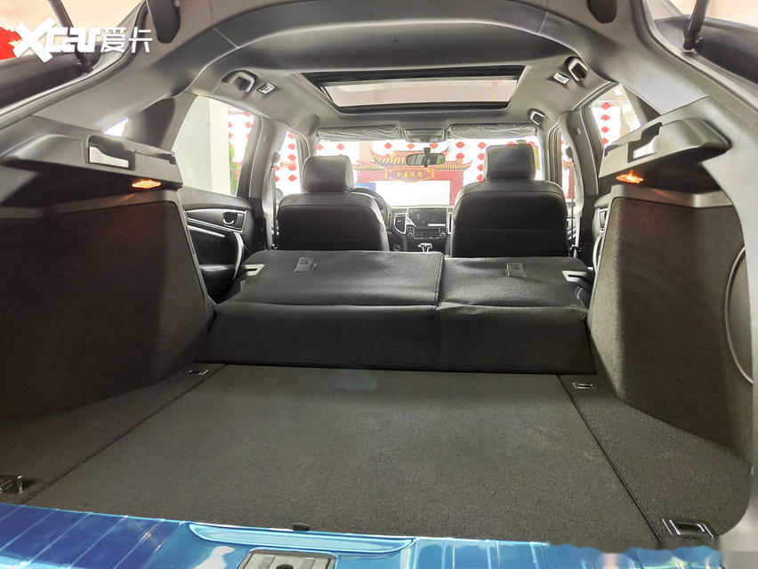 后排座椅放倒后,整车可利用的后备箱空间是很大,令人遗憾的是,这个车