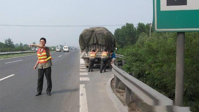 车主快看 高速公路上开车累了 可以在紧急停车带停车休息吗 易车