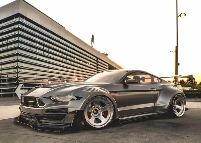 改装领域里从不缺乏采用宽体套件的福特野马,在过去的sema改装展上